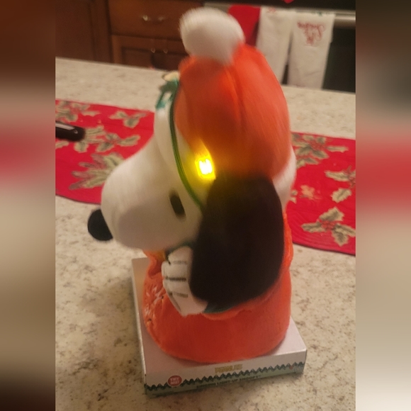 Peanuts Christmas Light up Singing Snoopy - Picture 4 of 8